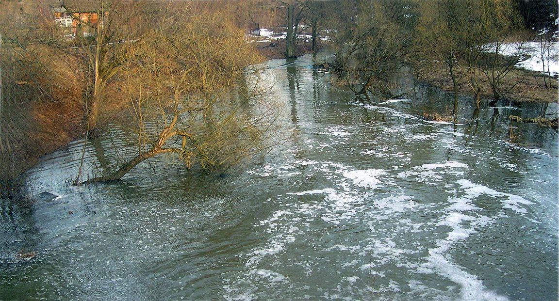 Вода выходит с реки. Половодье реки. Наводнение горной реки. Дождь наводнение река. Паводок картинки.
