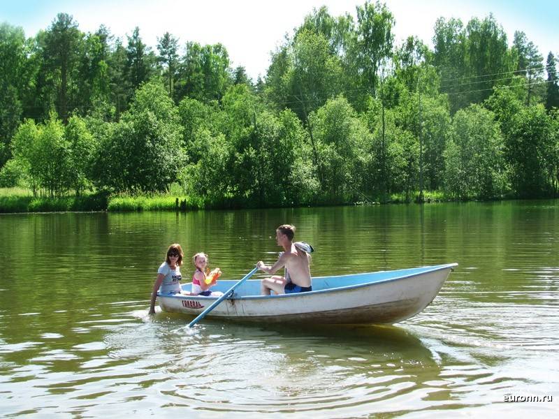 Туристы плыли по озеру на лодке. Прогулка на лодке. Лодка по реке. Покататься на лодке. Катание на лодке по озеру.