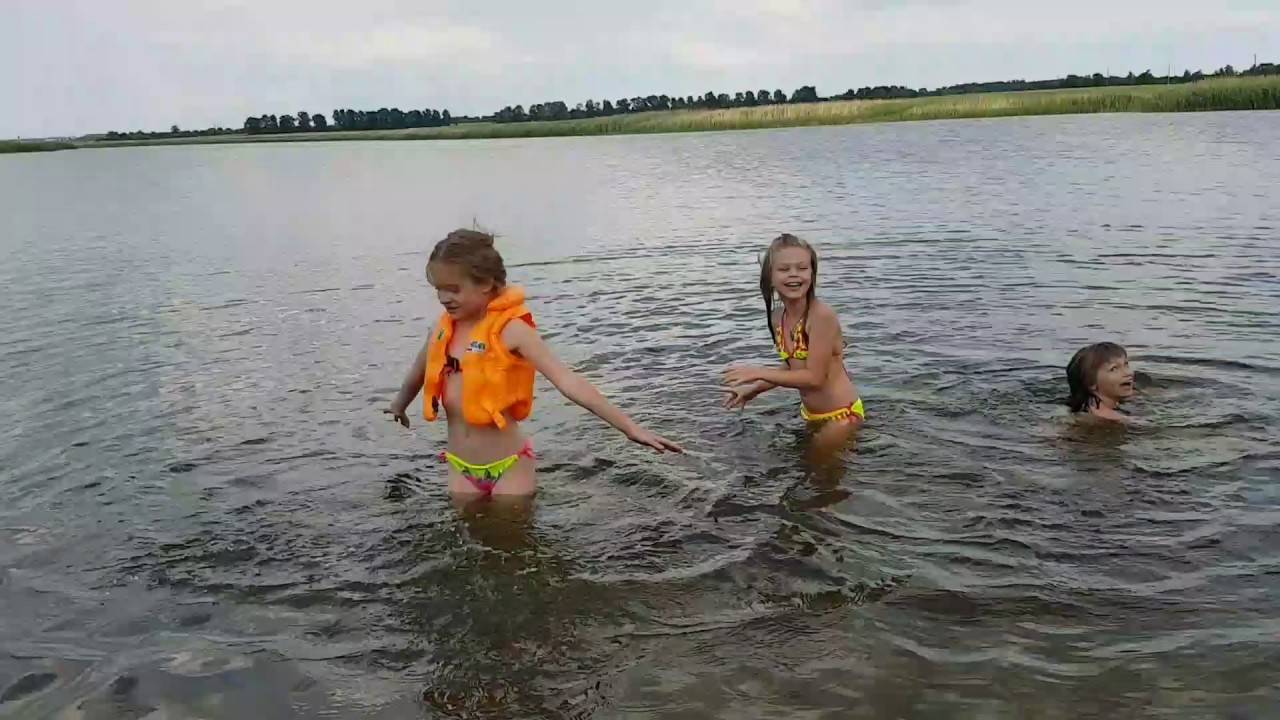 Дети купаются в озере. Дети купаются в реке. Дети купаются в море. Купаемся на речке. Купание на даче.